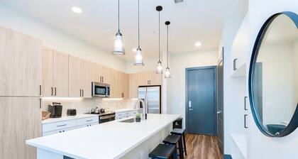 Memory Foam King Bed+Pool+Gym+Downtown Austin+Domain+Q2Stadium+FreeParking