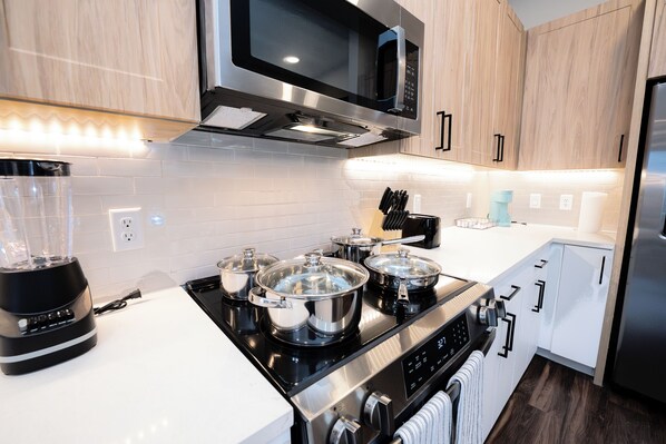 Fridge, microwave, oven, stovetop