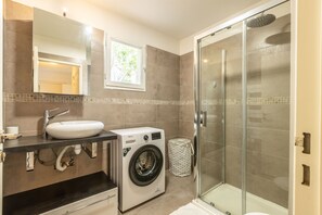 Douche, sèche-cheveux, serviettes fournies