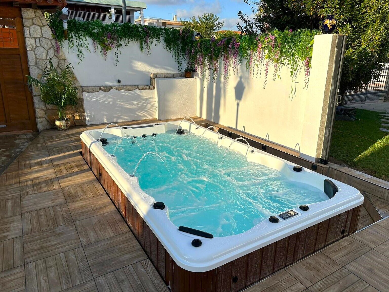 Outdoor spa tub