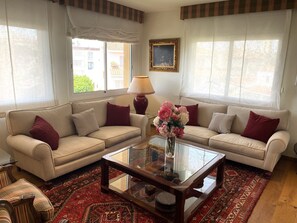 TV, fireplace - Apartment Villa Cristina 500m from the Beach. Pool. AC. Garage 2 Cars – Sitges (Sitges)