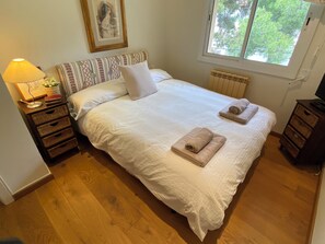 4 bedrooms, iron/ironing board, WiFi, bed sheets - Apartment Villa Cristina 500m from the Beach. Pool. AC. Garage 2 Cars – Sitges (Sitges)