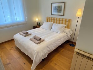 4 bedrooms, iron/ironing board, WiFi, bed sheets
