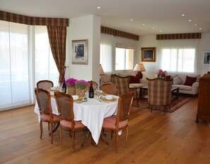 Dining - Apartment Villa Cristina 500m from the Beach. Pool. AC. Garage 2 Cars – Sitges (Sitges)