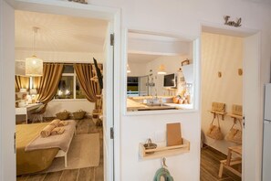 2 slaapkamers, een strijkplank/strijkijzer, reisbedje, gratis wifi