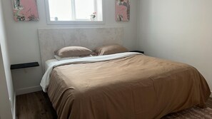 2 bedrooms, iron/ironing board, WiFi, bed sheets - Cozy earthy home away from home (Calgary)