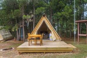 Outdoor dining - Cozy A-Frame Glamping Surrounded by Piney Woods (Onalaska)