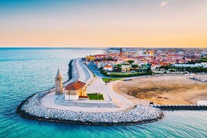 På stranden