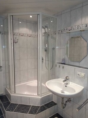 Douche, sèche-cheveux, serviettes fournies
