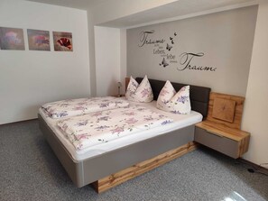 1 bedroom, bed sheets