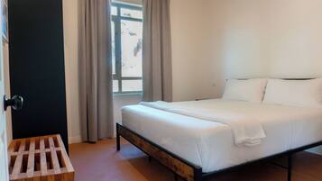 Cortinas blackout, wifi gratis y ropa de cama