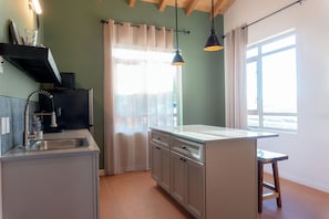 Family Cabin, 2 Bedrooms, Pets allowed, Mountain View | Private kitchen | Full-sized fridge