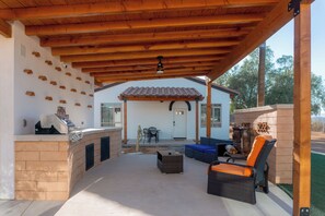 Family Cabin, 2 Bedrooms, Pets allowed, Mountain View | Living area