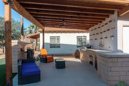 Family Cabin, 2 Bedrooms, Pets Allowed, Mountain View | Living area