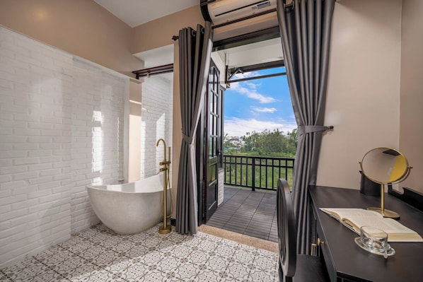 Premier tweepersoonskamer, balkon | Badkamer | Een aparte badkuip en douche, gratis toiletartikelen, een haardroger