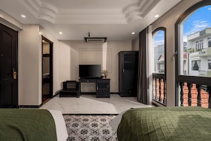 Deluxe Twin kamer, balkon | Een minibar, een kluis op de kamer, een bureau, geluiddichte muren