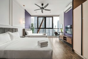 Estúdio luxo, 2 camas Queen, cozinha, vista para a cidade | Escrivaninha, espaço de trabalho para notebook, Wi-Fi de cortesia