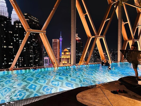 Indoor/outdoor pool - Scarletz Suites KLCC by Emily in Town (Kuala Lumpur)