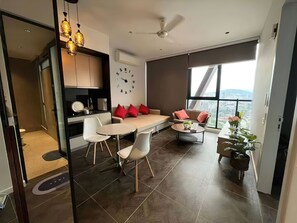 Superior appartement, 1 slaapkamer, keuken, uitzicht op de stad | Woonruimte | Televisie