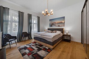 4 bedrooms, iron/ironing board, WiFi, bed sheets