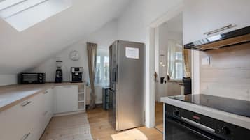 Geladeira, micro-ondas, fogão, cooktop