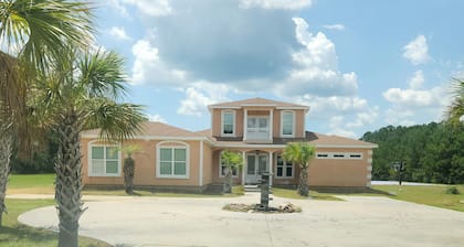 Luxurious 7-bedroom Estate with Movie Theatre, Pool, and Basketball Court