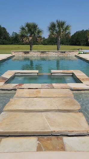 Una piscina al aire libre