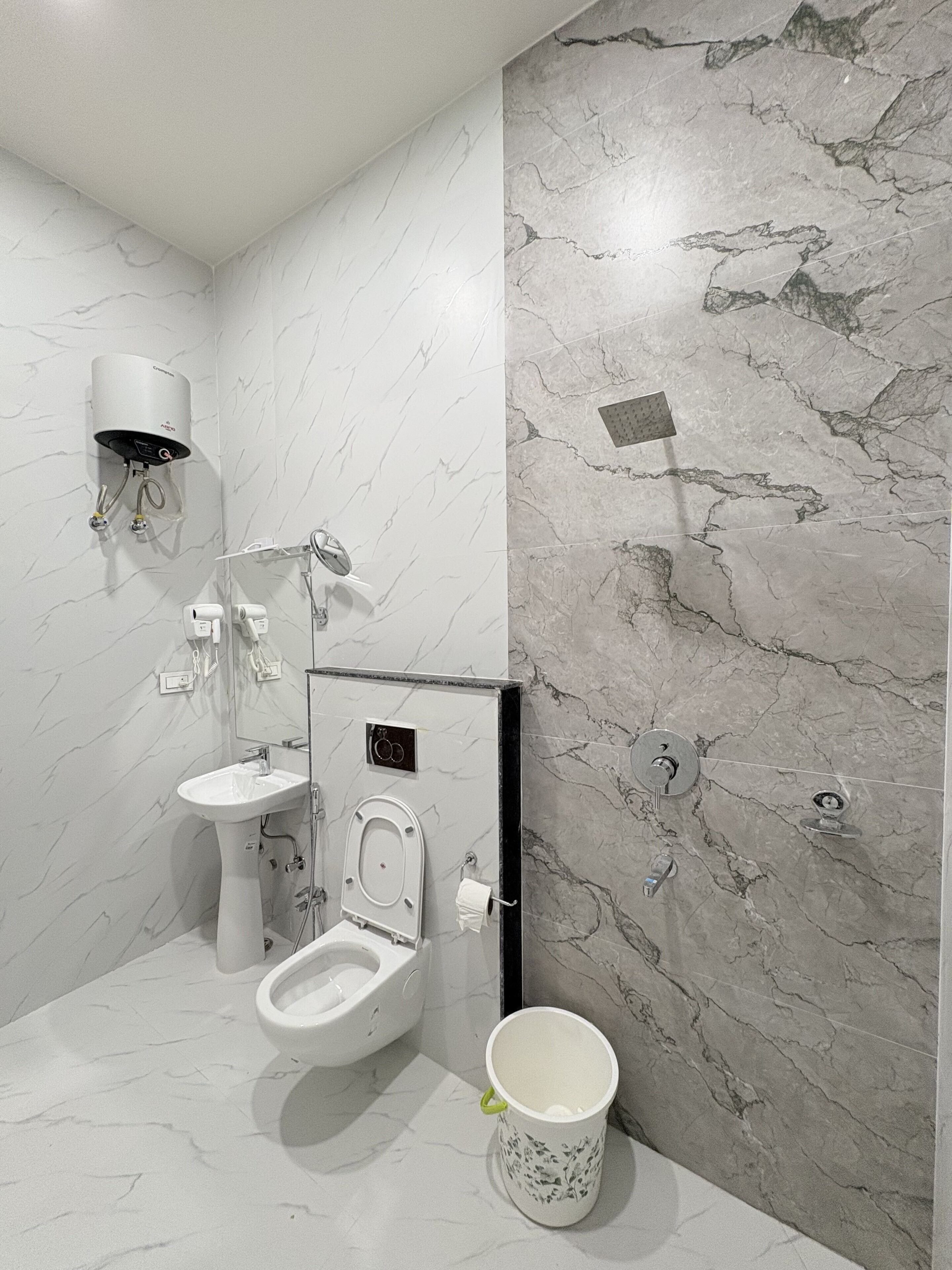 Un baño con inodoro, lavabo y ducha.