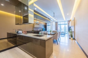 Deluxe Apartment, 2 Bedrooms, Balcony, City View | Dapur peribadi | Peti sejuk