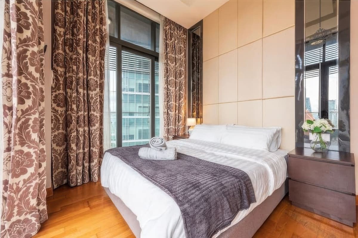 Deluxe Apartment, 2 Bedrooms, Balcony, City View | Meja, seterika/papan seterika, Wi-fi percuma