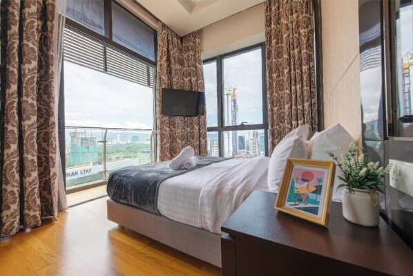 Deluxe Apartment, 2 Bedrooms, Balcony, City View | Meja, seterika/papan seterika, Wi-fi percuma 