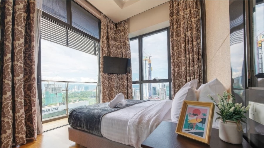 Eaton Residences KLCC SkyPool Sunset
