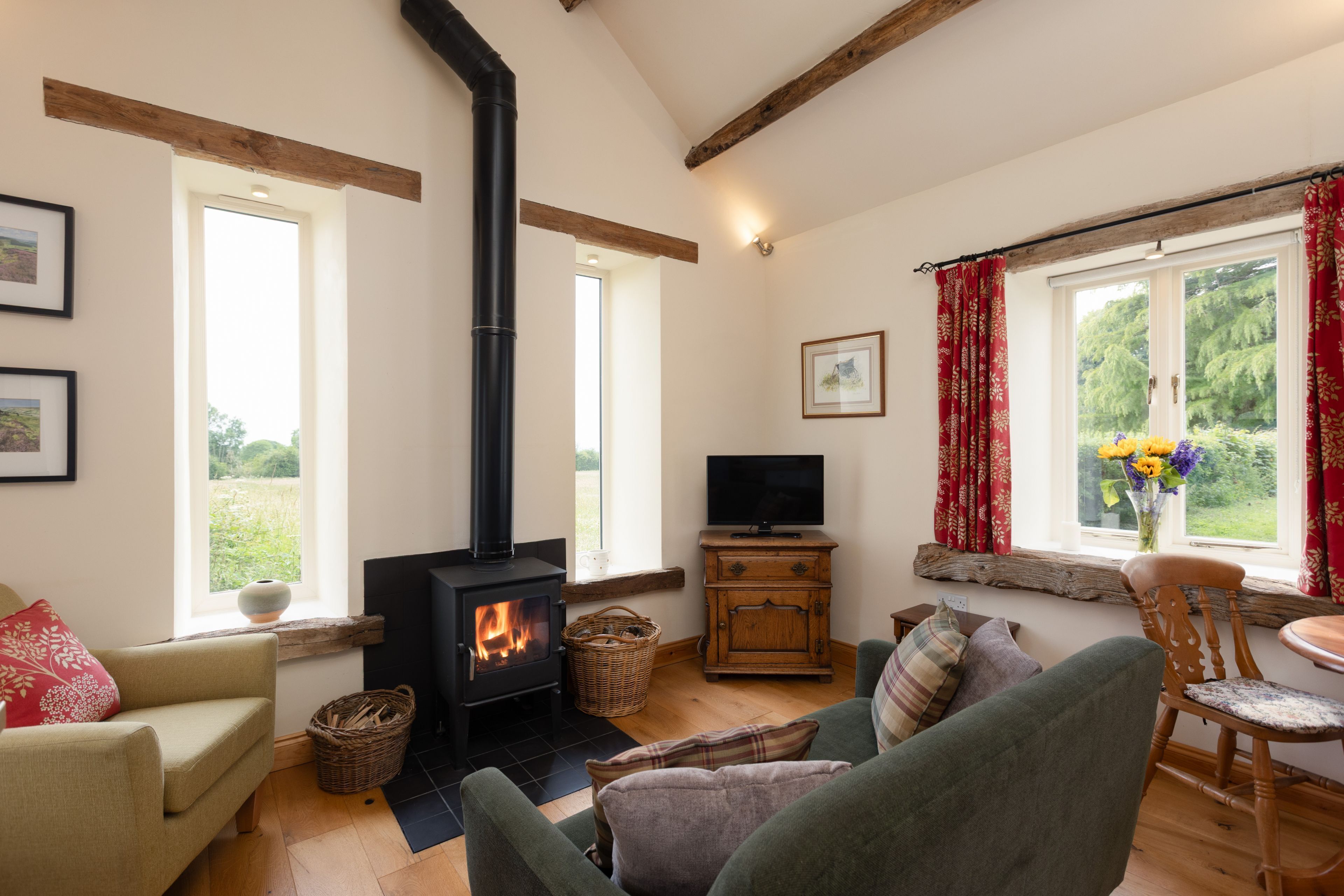 Una sala de estar acogedora con chimenea, asientos cómodos y un televisor.