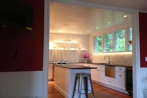 Fridge, microwave, oven, stovetop - Coastal Charm in Boothbay Harbor (Boothbay Harbor)