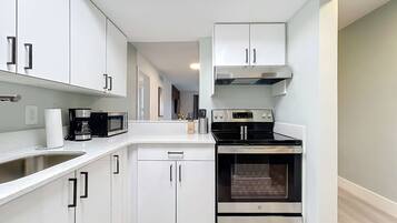Frigorífico, microondas, horno y placa de cocina