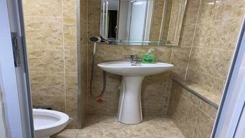 Serviettes fournies, savon, papier toilette