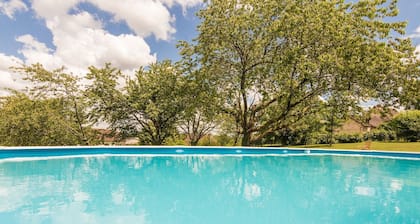 Bauernhaus in Saint-Priest mit Pool & Terrasse