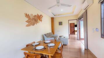 Deluxe Villa, Pool View | Dining room