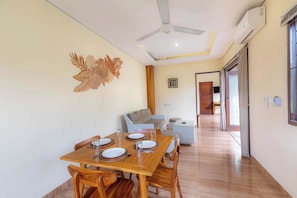 Villa Deluxe, vue piscine | Salle à manger