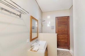 Villa Deluxe, vistas a la piscina | Baño | Ducha, artículos de higiene personal gratuitos y secador de pelo