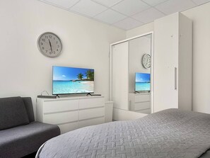 3 habitaciones, tabla de planchar con plancha, wifi y ropa de cama 