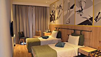 Camera Standard con 2 letti singoli, vista città | Una cassaforte in camera, ferro/asse da stiro, Wi-Fi gratuito