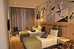 Chambre Standard avec lits jumeaux, vue ville | Coffres-forts dans les chambres, fer et planche à repasser