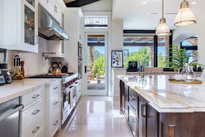 冰箱、微波炉、烤箱、炉灶