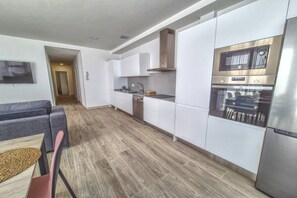 Frigorifero, microonde, forno, piano cottura