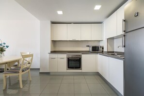 Een koelkast, een microgolfoven, een oven, een kookplaat