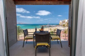 Outdoor dining - Apartment in Las Palmas by Playa de Las Canteras (Las Palmas de Gran Canaria)