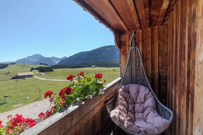 Chalet 'Merlin' with Mountain View, Private Terrace and Wi-Fi