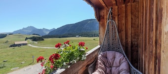Chalet 'Merlin' with Mountain View, Private Terrace and Wi-Fi