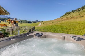 Outdoor spa tub - Chalet "Merlin" with Mountain Views, Private Terrace and Wi-Fi (Glières Val de Borne)